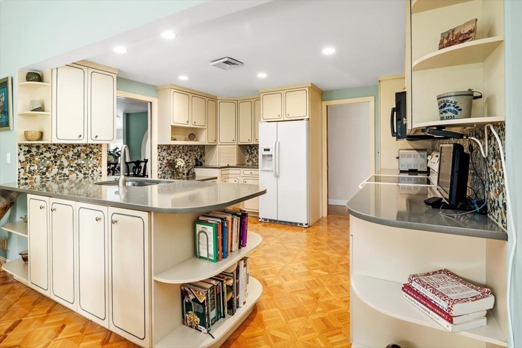 14 Winthrop Road Hingham, MA 02043 - Photo 12 of 38 Gallery Image 12