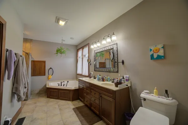 $740,500 | 1897 North 2500 East Road, Watseka, IL 60970