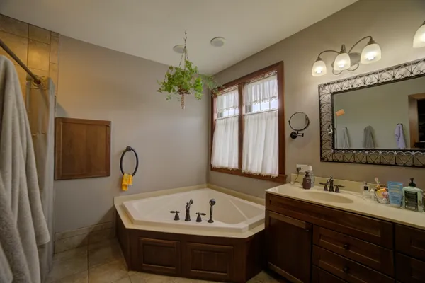 $740,500 | 1897 North 2500 East Road, Watseka, IL 60970