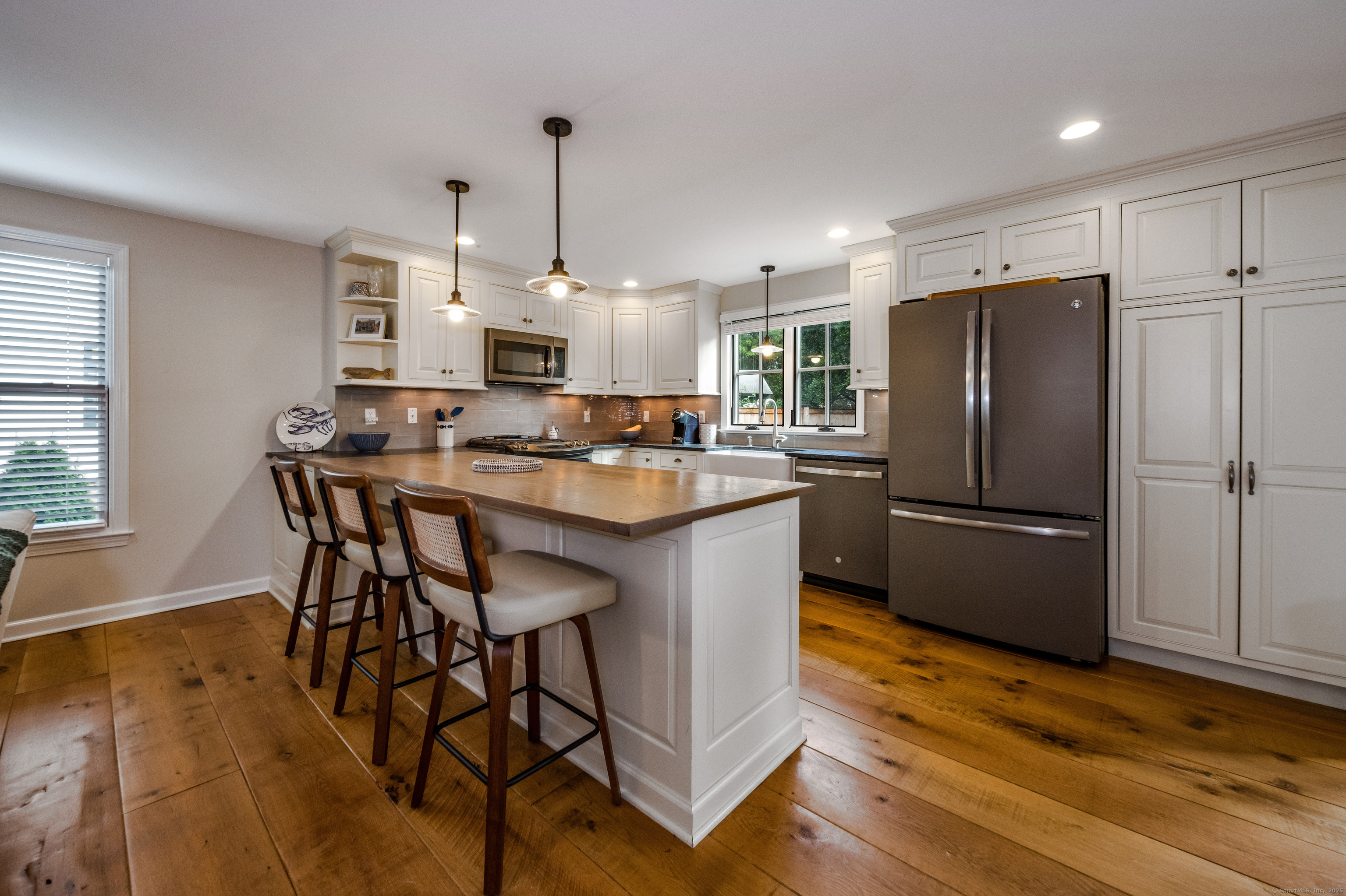41 Liberty Street Madison, CT 06443 - Photo 10 of 36 Beautiful kitchen with peninsula