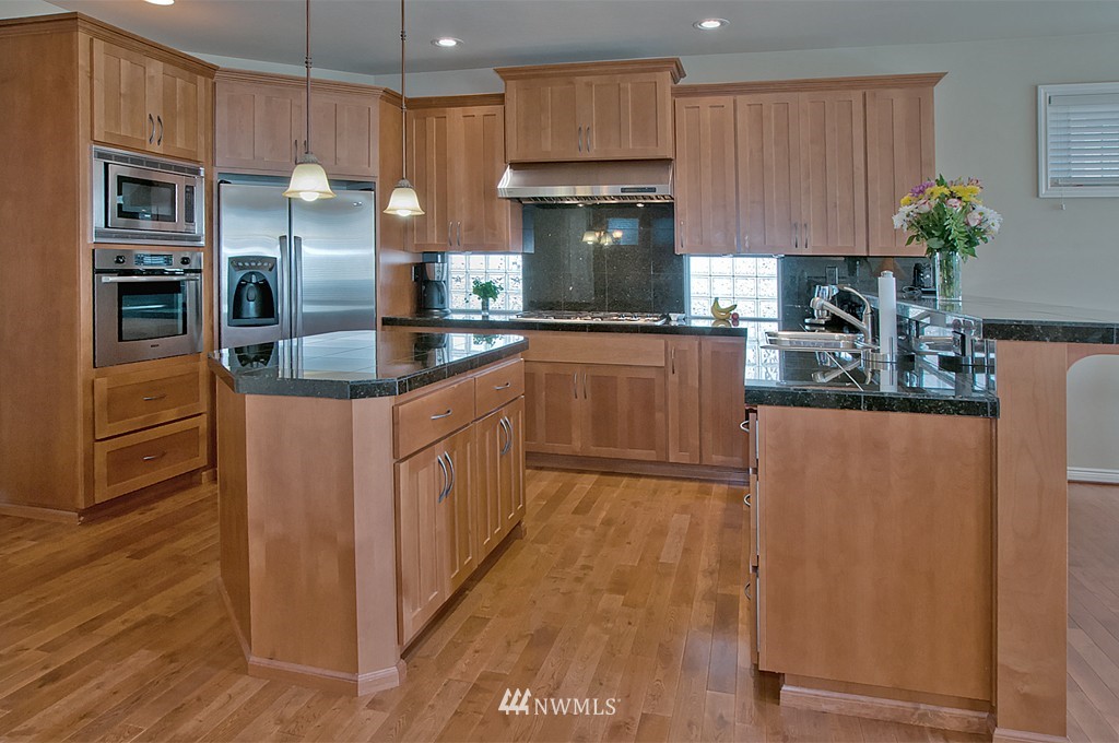 1027 South 36th Place Renton, WA 98055 - Photo 3 of 6