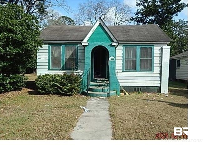 559 Williams Street Mobile, AL 36606 - Photo 1 of 20 View of front facade featuring a front yard
