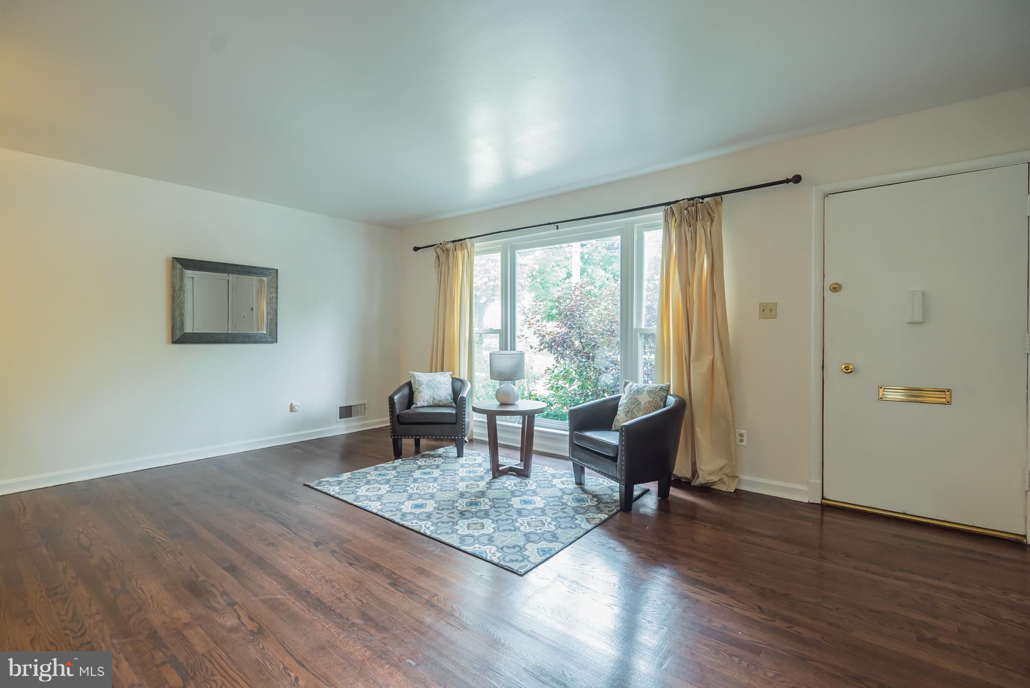 10316 Inwood Avenue Silver Spring, MD 20902 - Photo 4 of 29 Living Room