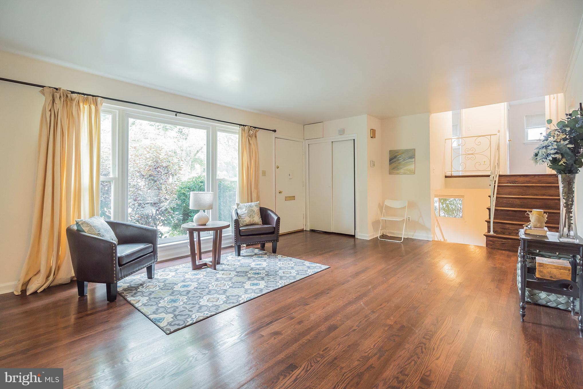 10316 Inwood Avenue Silver Spring, MD 20902 - Photo 5 of 29 Living Room