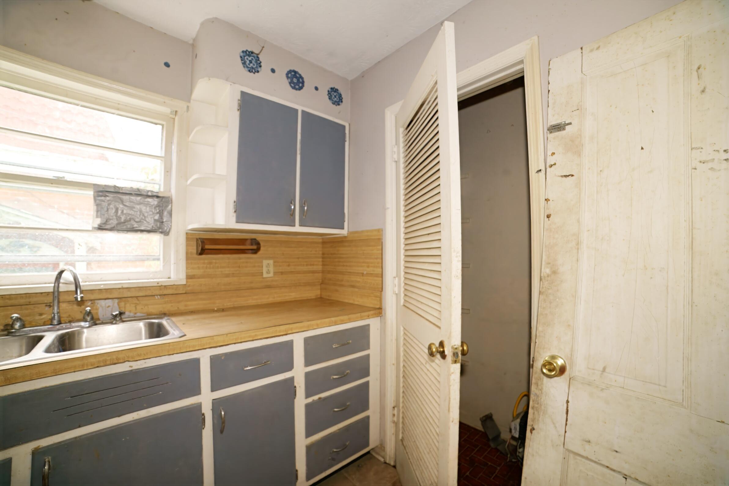 332 East Prospect Street Covington, VA 24426 - Photo 23 of 54 a bathroom with a sink and a window