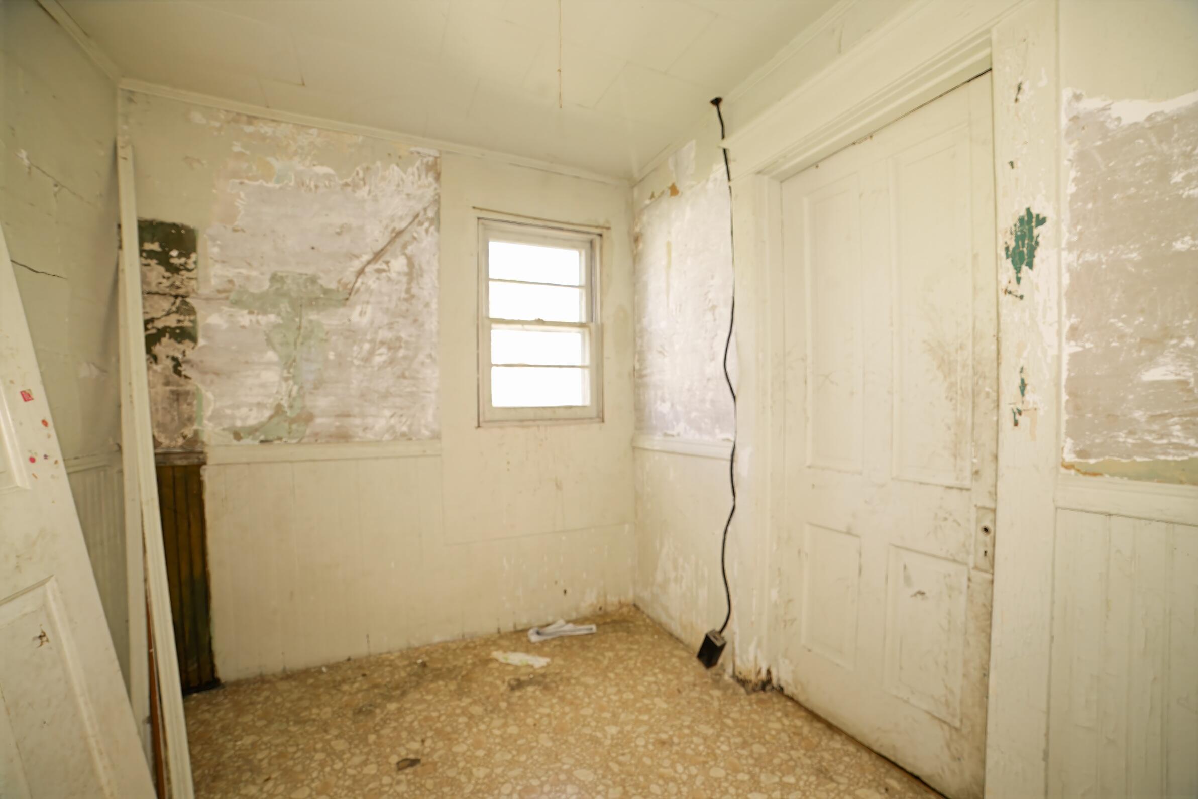 332 East Prospect Street Covington, VA 24426 - Photo 48 of 54 a view of a bathroom with a shower