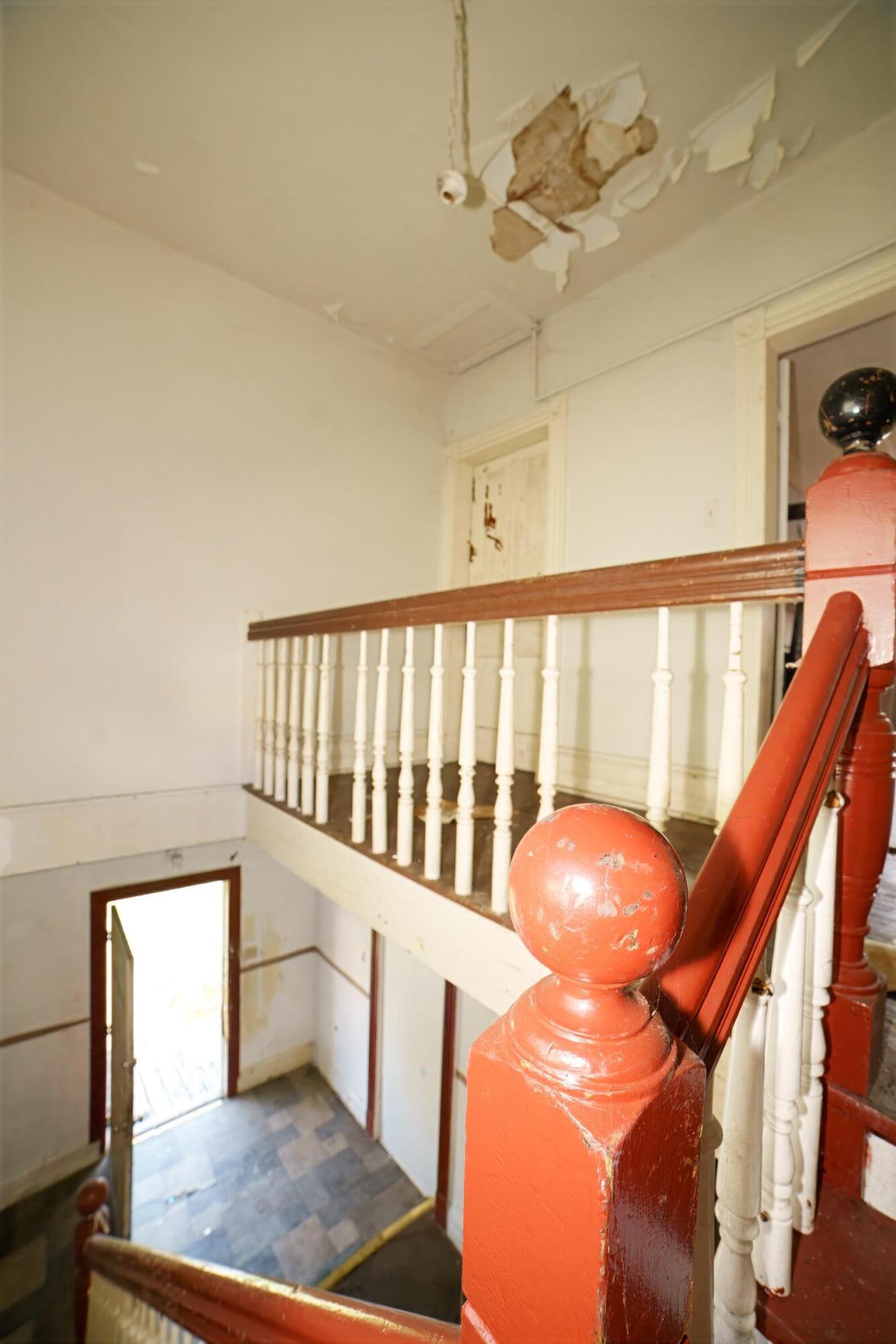332 East Prospect Street Covington, VA 24426 - Photo 50 of 54 a hallway with windows