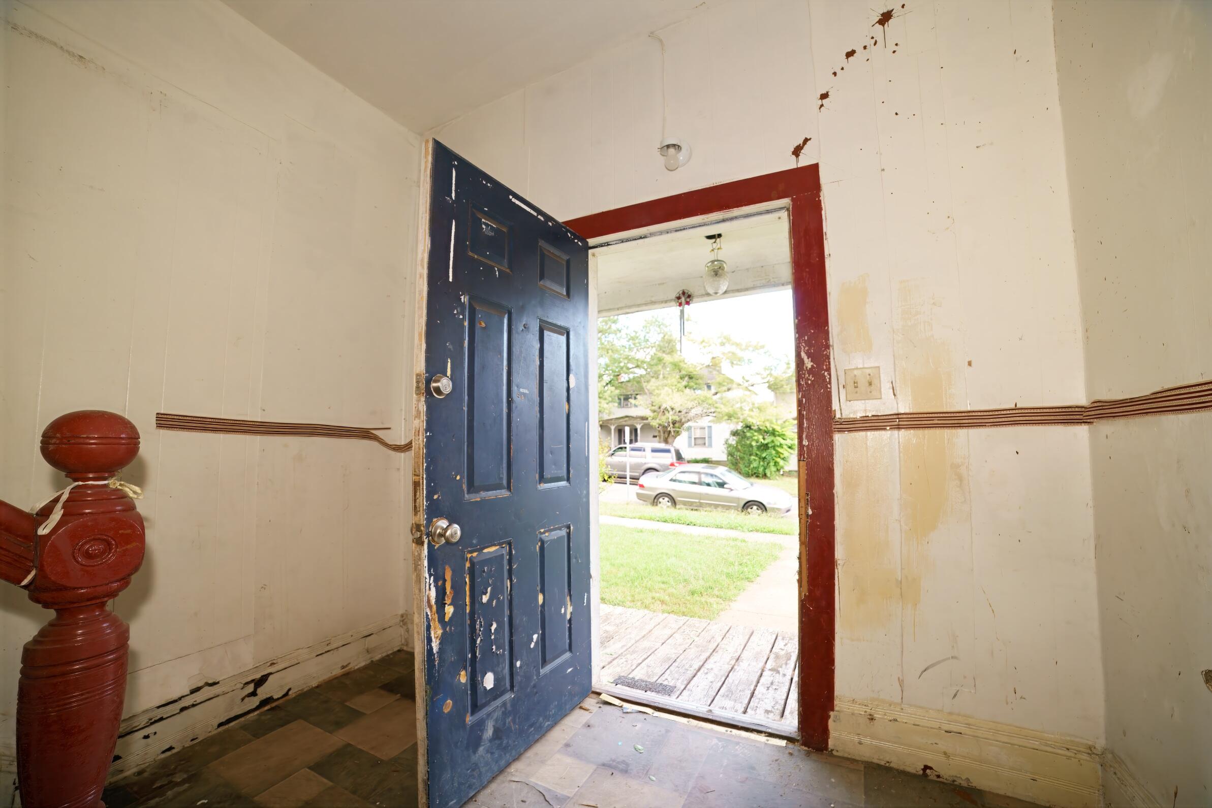 332 East Prospect Street Covington, VA 24426 - Photo 5 of 54 a room with furniture and a gate