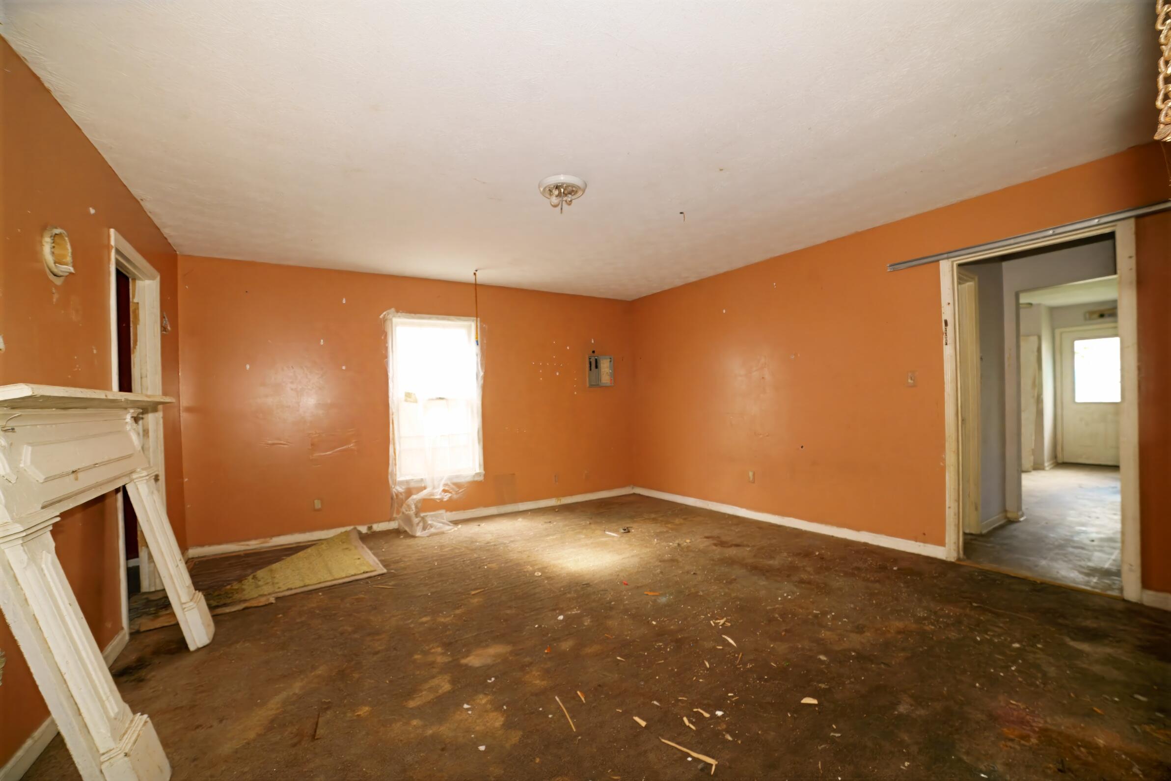 332 East Prospect Street Covington, VA 24426 - Photo 7 of 54 an empty room with windows