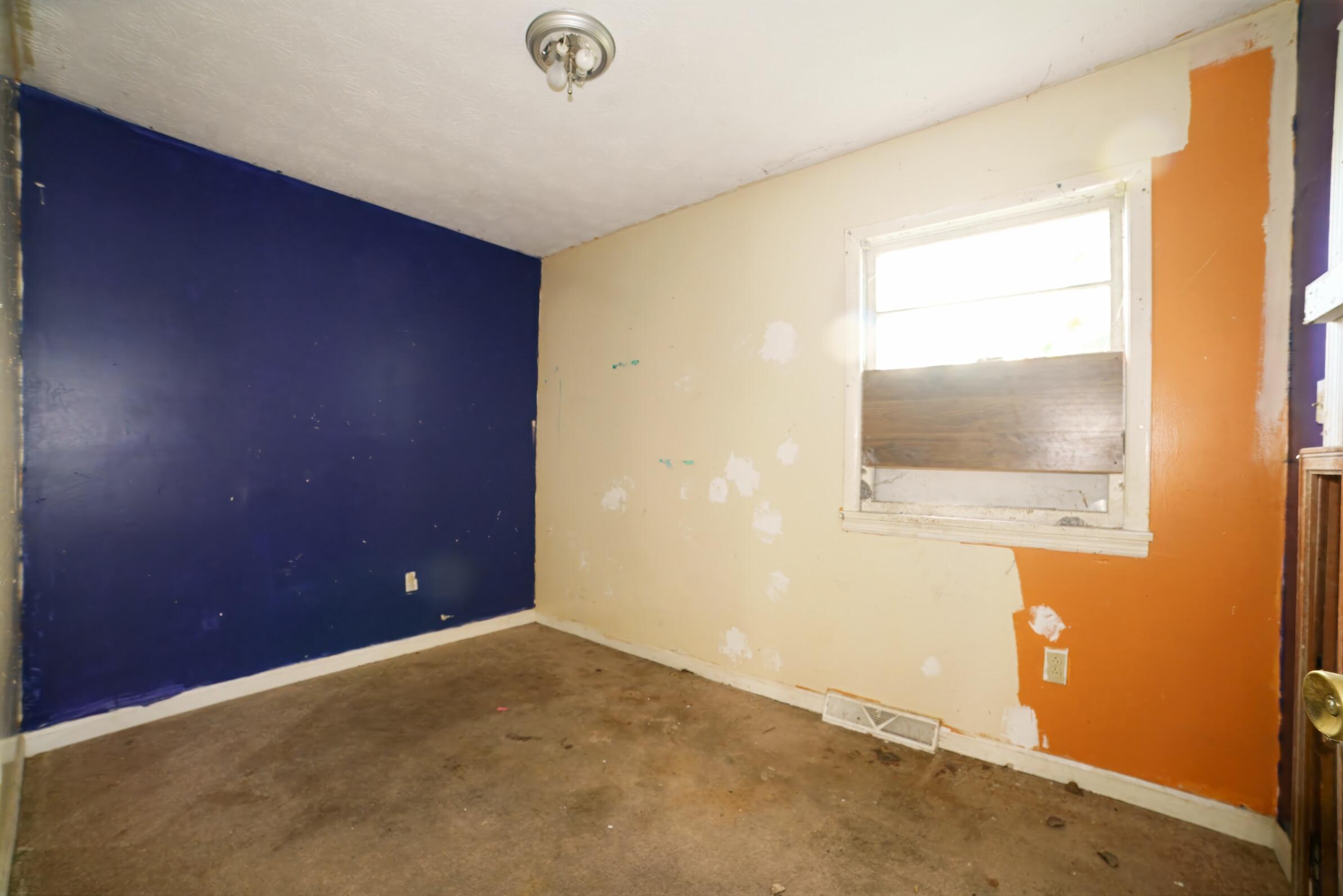 332 East Prospect Street Covington, VA 24426 - Photo 10 of 54 an empty room with a window