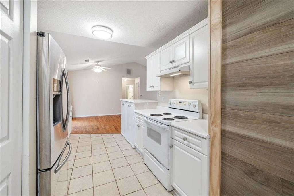 226 Chestnut Avenue Demorest, GA 30535 - Photo 12 of 47 a kitchen with a stove a refrigerator and a sink