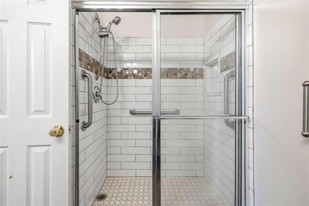 226 Chestnut Avenue Demorest, GA 30535 - Photo 17 of 47 a bathroom with a shower