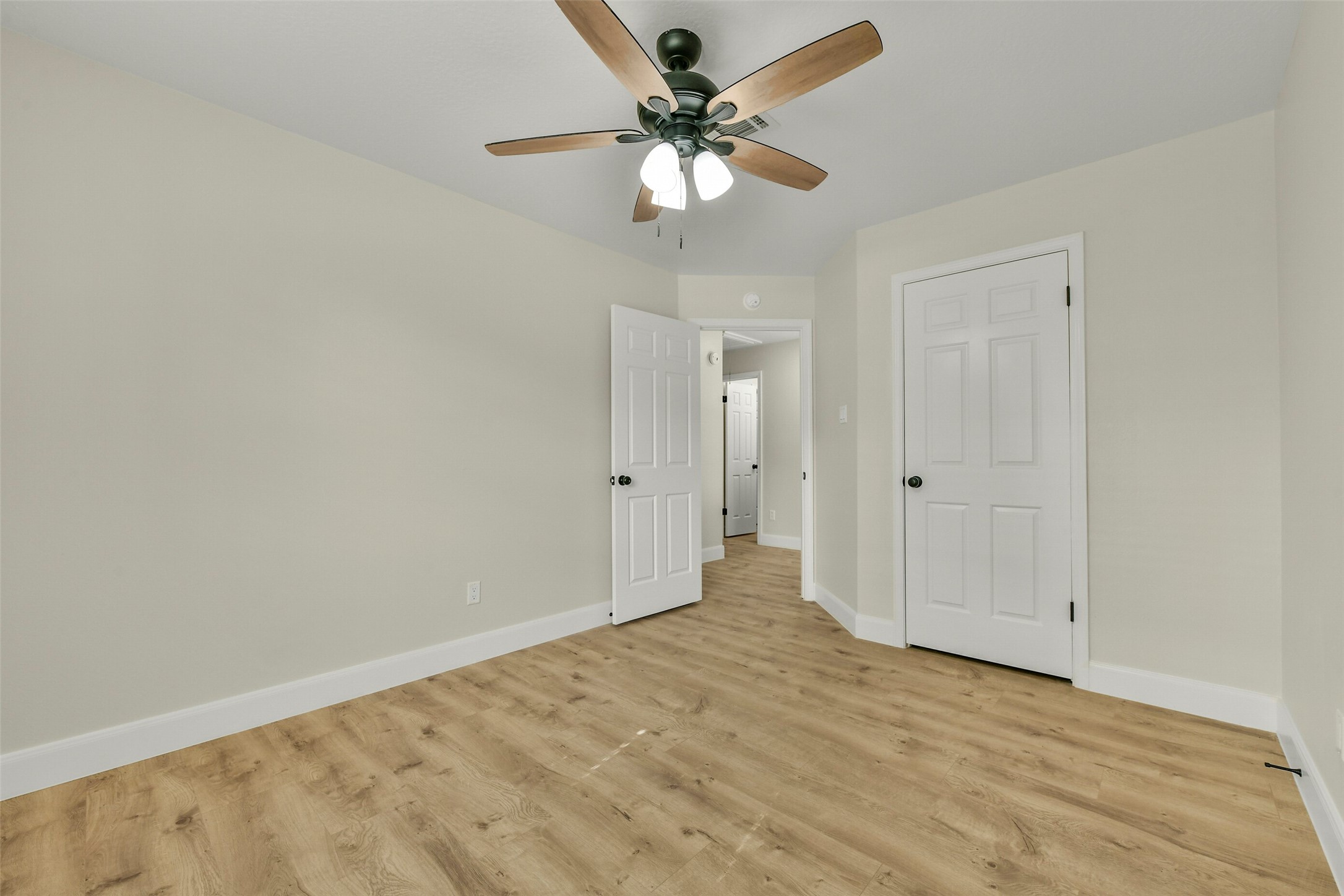 839 Quiet Spring Lane Houston, TX 77062 - Photo 21 of 28 Bedroom 3