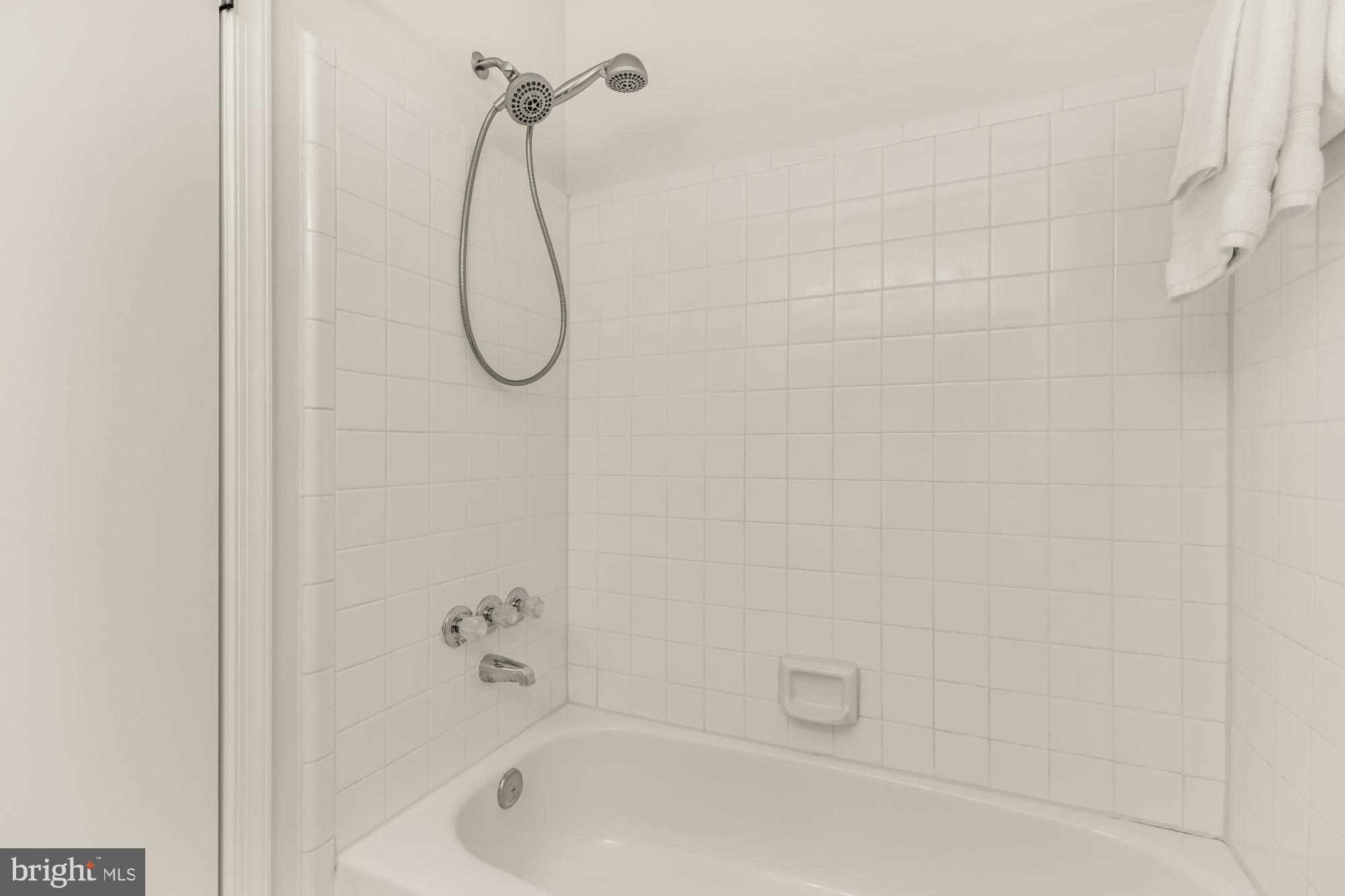 45 Windbrooke Circle, Unit 45 Gaithersburg, MD 20879 - Photo 27 of 29 a bathroom with a bath tub with a shower