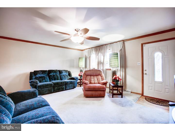 30 Cherry Road New Castle, DE 19720 - Photo 8 of 25 Living Room