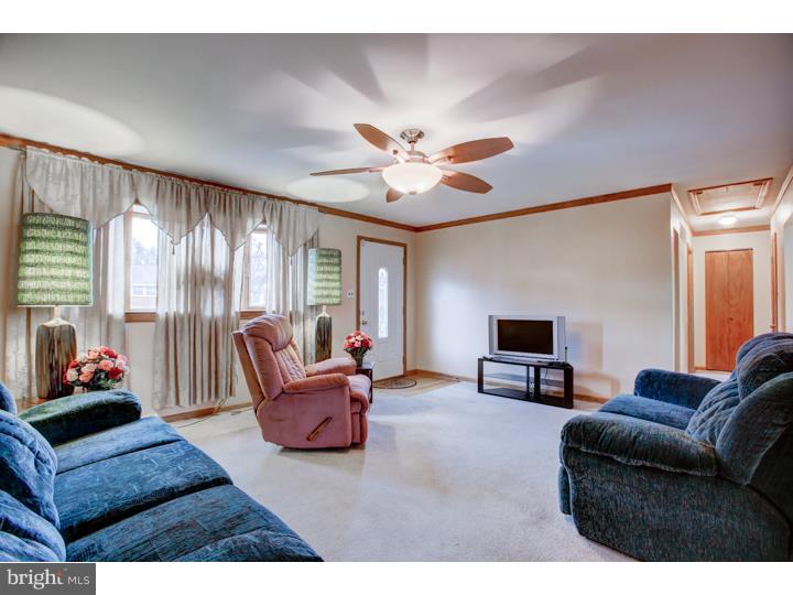 30 Cherry Road New Castle, DE 19720 - Photo 9 of 25 Living Room