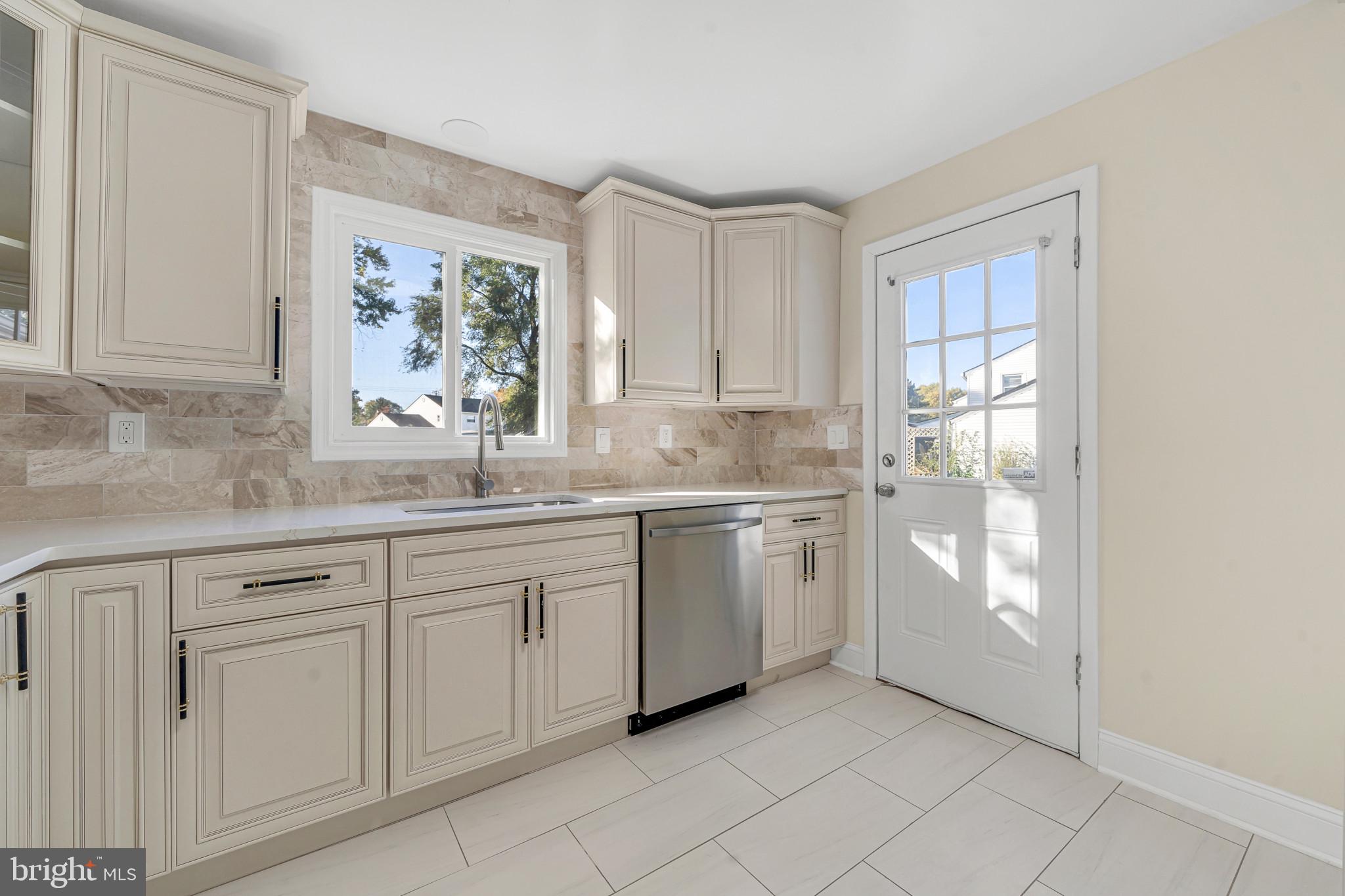 220 Stevenson Avenue Beverly, NJ 08010 - Photo 5 of 48