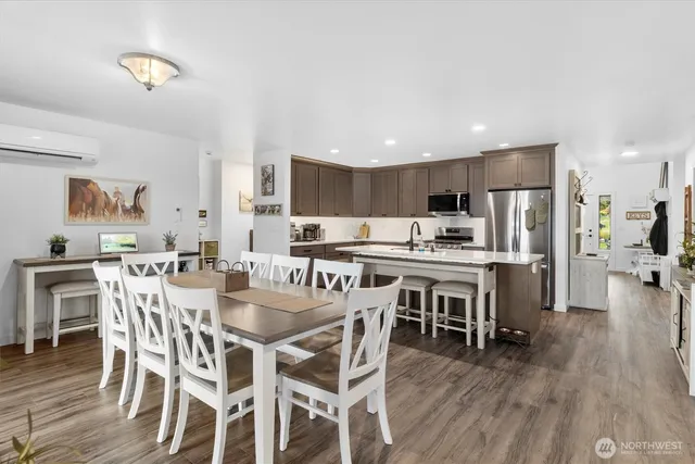 $864,900 | 12760 Country Club Place, Burlington, WA 98233