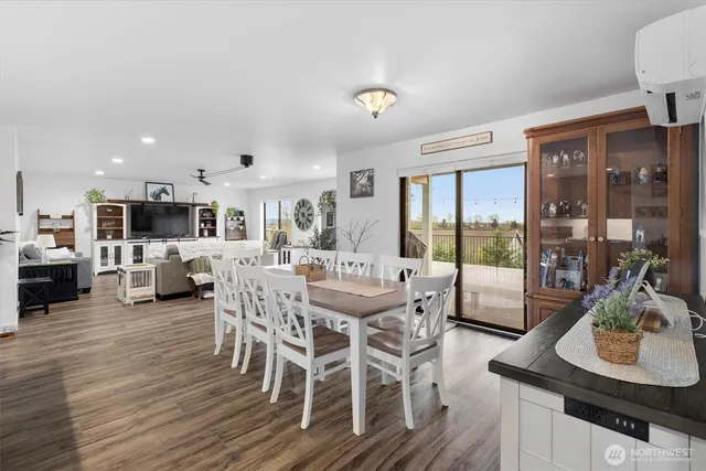 $864,900 | 12760 Country Club Place, Burlington, WA 98233