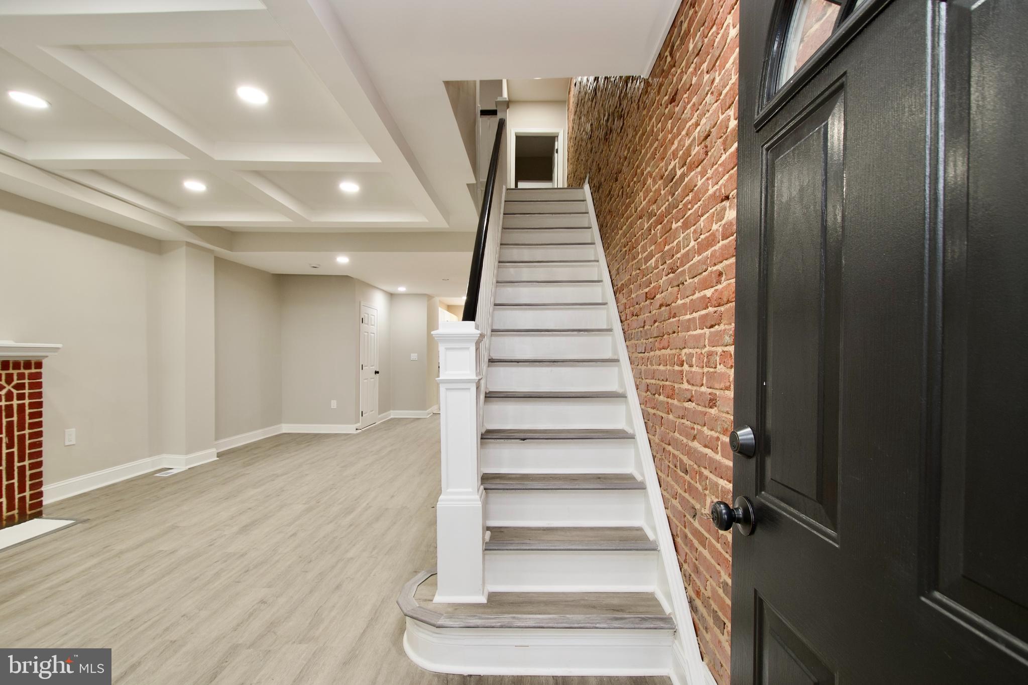 2208 Mt Royal Terrace Baltimore, MD 21217 - Photo 3 of 39 Entry