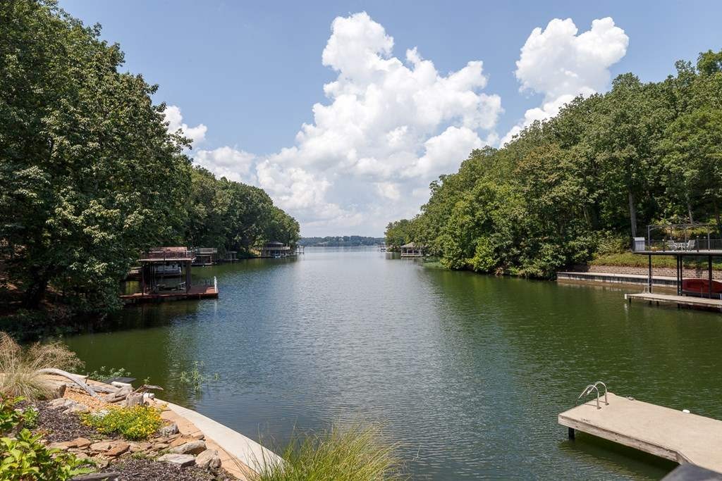 176 Ridgewood Drive Muscle Shoals, AL 35661 - Photo 2 of 43