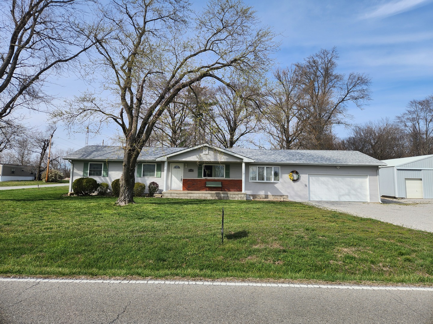 15766 East Tilton Road Ina, IL 62846 - Photo 59 of 59 a front view of a house with a garden