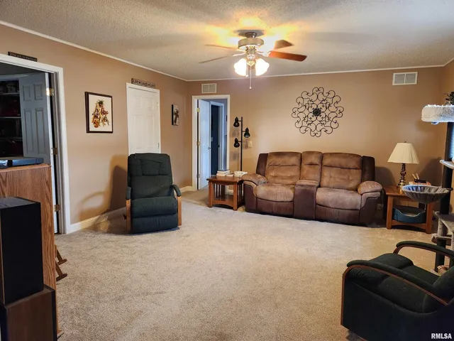 $285,000 | 15766 East Tilton Road, Ina, IL 62846