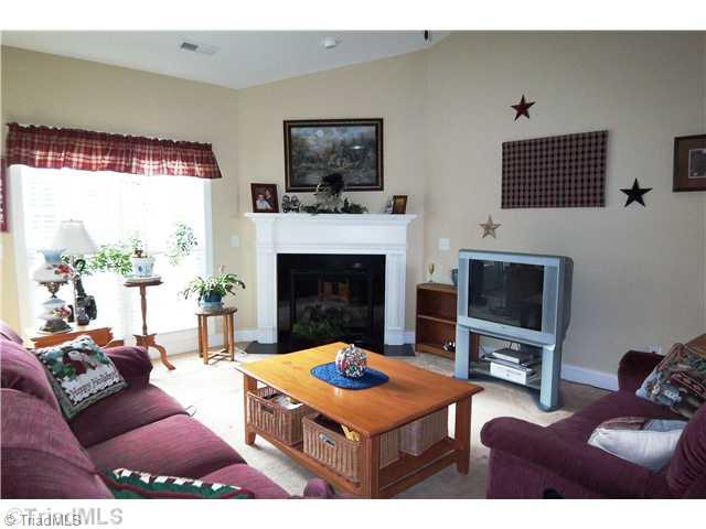 10026 Hampton Road Lexington, NC 27295 - Photo 2 of 12 Living Room.
