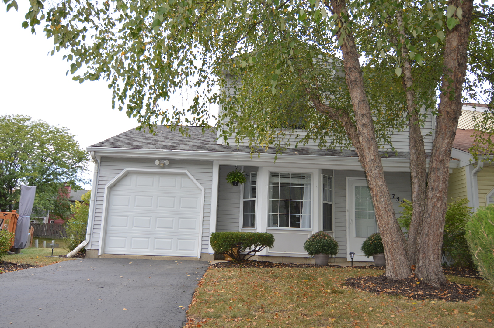 730 Nantucket Way Island Lake, IL 60042 - Photo 1 of 29 a front view of a house with garden