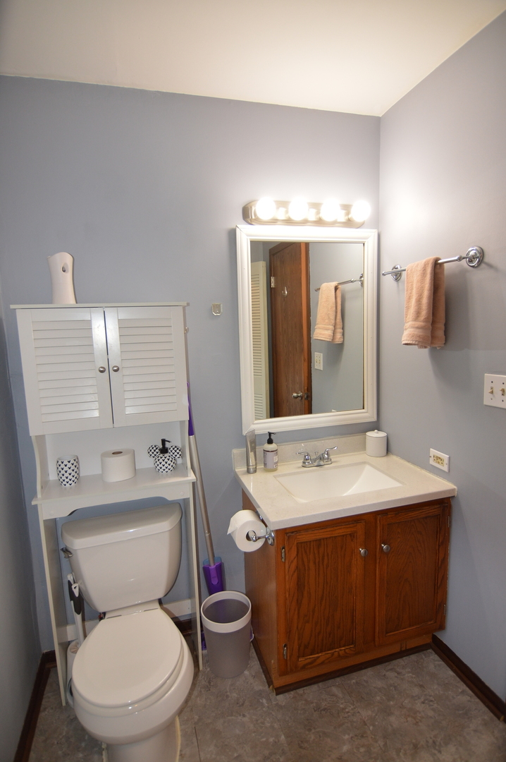 730 Nantucket Way Island Lake, IL 60042 - Photo 15 of 29 a bathroom with a toilet sink and mirror