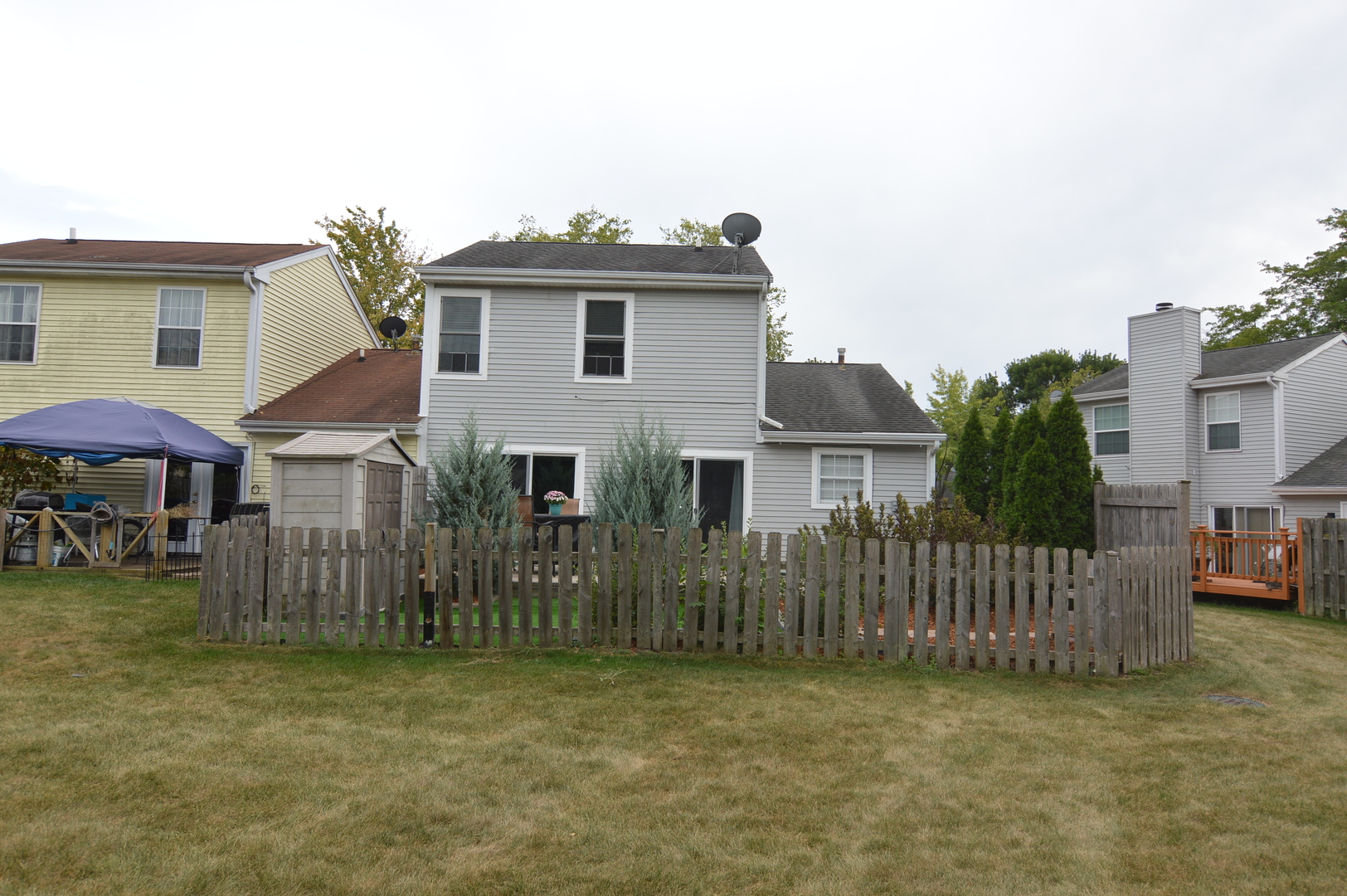 730 Nantucket Way Island Lake, IL 60042 - Photo 5 of 29 a view of a house with wooden fence