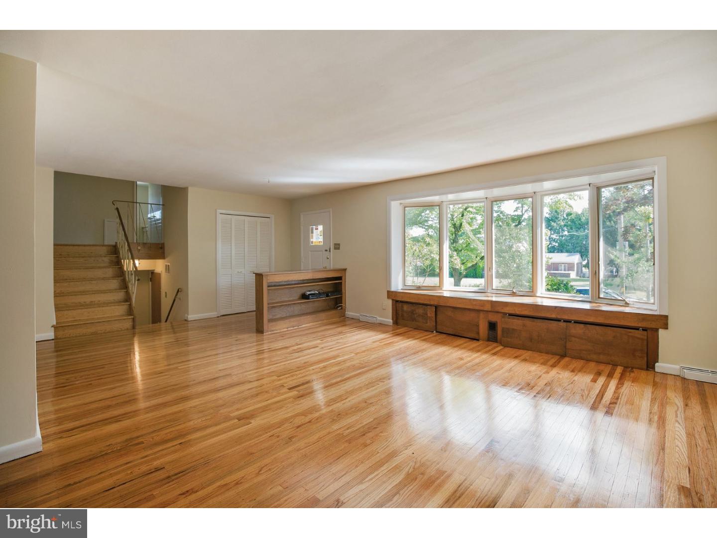 127 Flagstaff Road Philadelphia, PA 19115 - Photo 15 of 25 Living Room