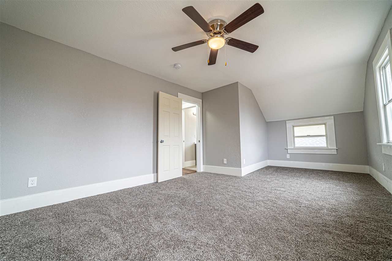 910 Center Point Road Northeast Cedar Rapids, IA 52402 - Photo 12 of 30 Gallery Image 12