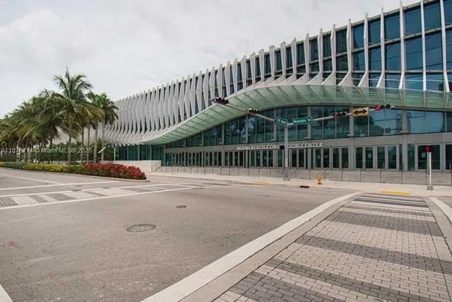 $2,700 | 1881 Washington Avenue, Unit 15C, Miami Beach, FL 33139