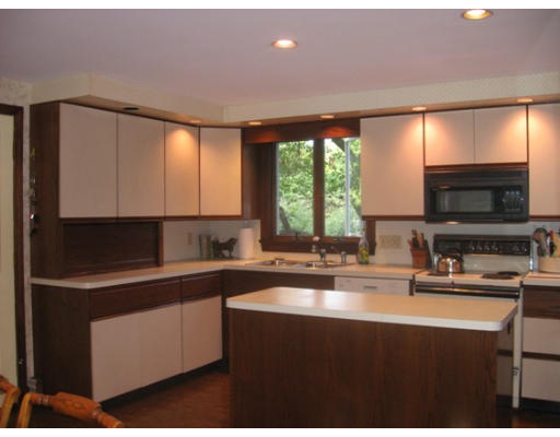 70 Spring Street Shrewsbury, MA 01545 - Photo 4 of 30 Gallery Image 4