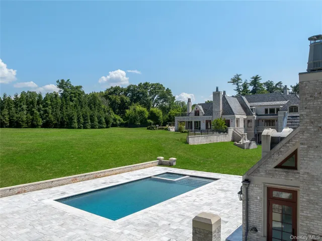 $23,500,000 | 9 Hicks Lane, Sands Point, NY 11050