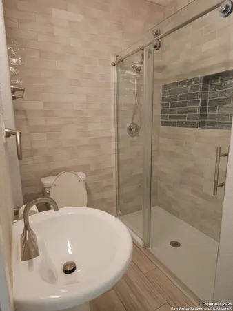 $1,800 | 1142 West Lynwood Avenue, San Antonio, TX 78201