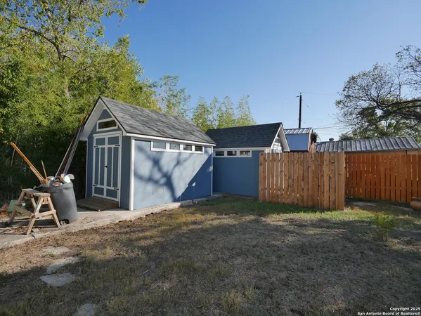 $1,800 | 1142 West Lynwood Avenue, San Antonio, TX 78201