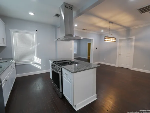 $1,800 | 1142 West Lynwood Avenue, San Antonio, TX 78201