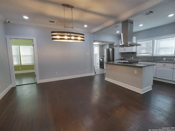 $1,800 | 1142 West Lynwood Avenue, San Antonio, TX 78201