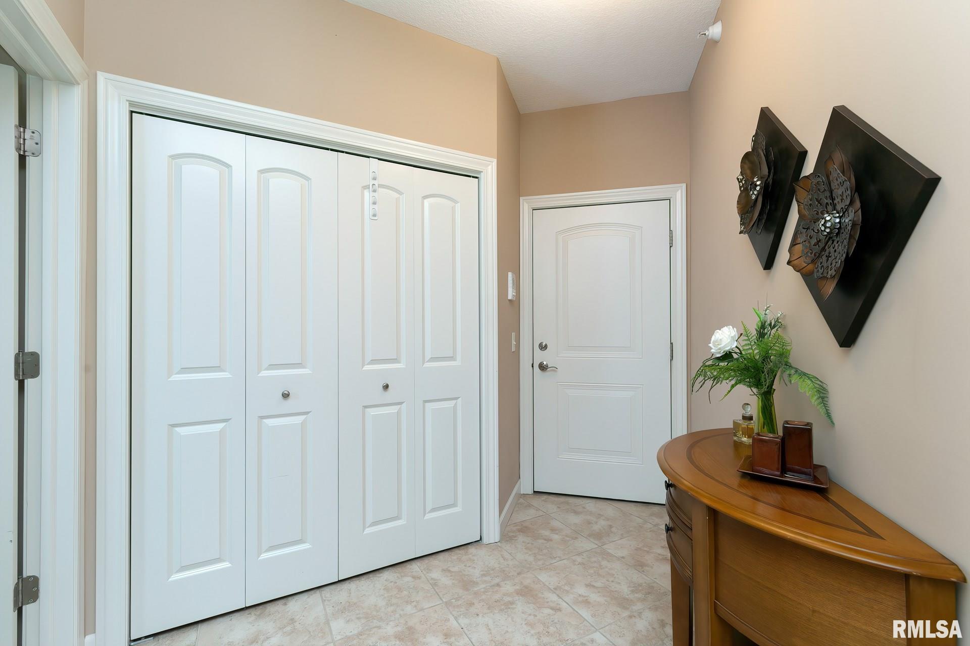 1237 East Kimberly Road Bettendorf, IA 52722 - Photo 5 of 20 Gallery Image 5