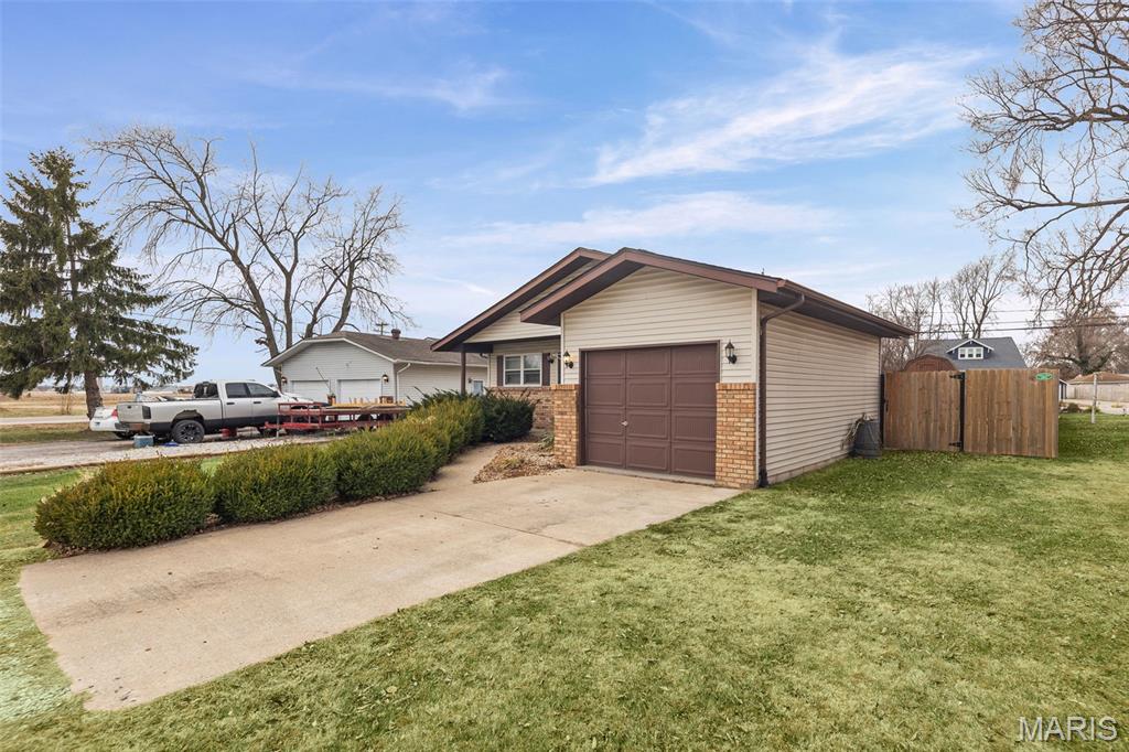 9 North Main Street Moro, IL 62067 - Photo 2 of 27