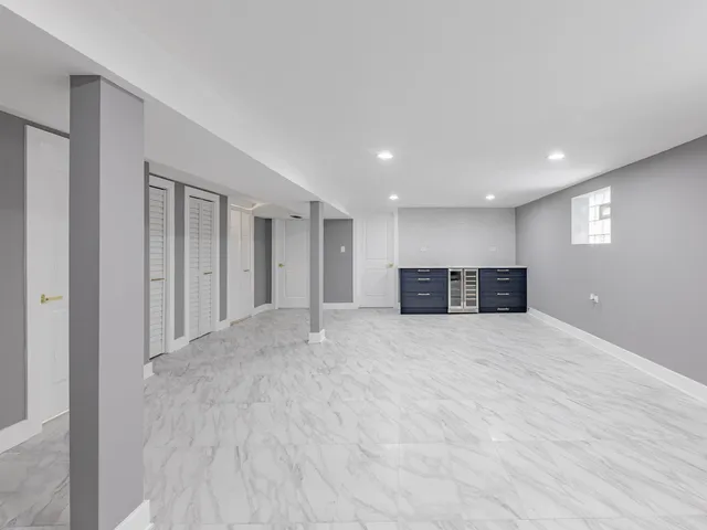 a view of empty room with a kitchen