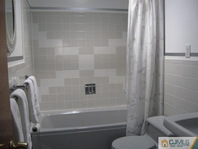 10 Glen Gary Road Middlesex, NJ 08846 - Photo 17 of 24 a bathroom with a toilet and a bathtub