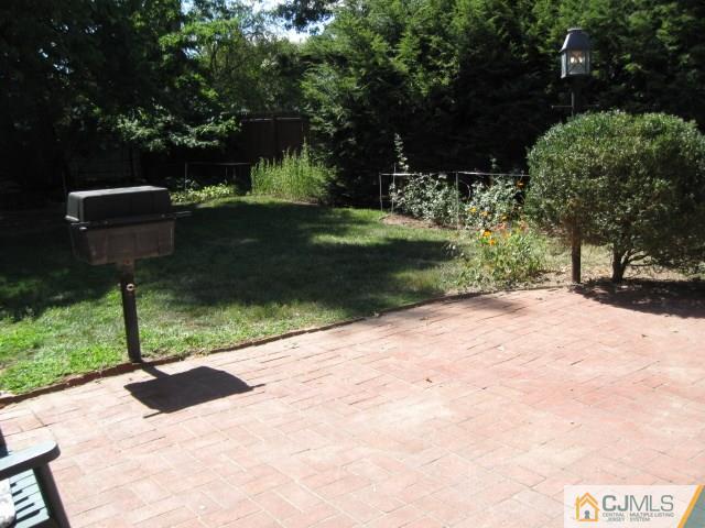 10 Glen Gary Road Middlesex, NJ 08846 - Photo 19 of 24 a backyard of a house with lots of green space