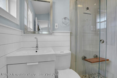 538 Riverside Drive Palm Beach Gardens, FL 33410 - Photo 16 of 52 a bathroom with a sink a toilet and shower