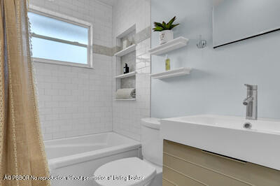 538 Riverside Drive Palm Beach Gardens, FL 33410 - Photo 19 of 52 a bathroom with a sink a toilet and bathtub