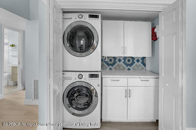 538 Riverside Drive Palm Beach Gardens, FL 33410 - Photo 22 of 52 a utility room with dryer and washer