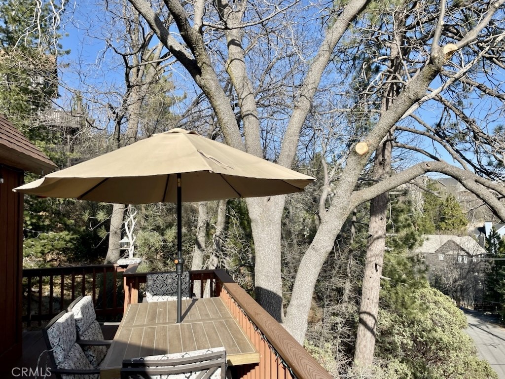 26620 Modoc Lane Lake Arrowhead, CA 92352 - Photo 5 of 14 a view of a patio with furniture and umbrella