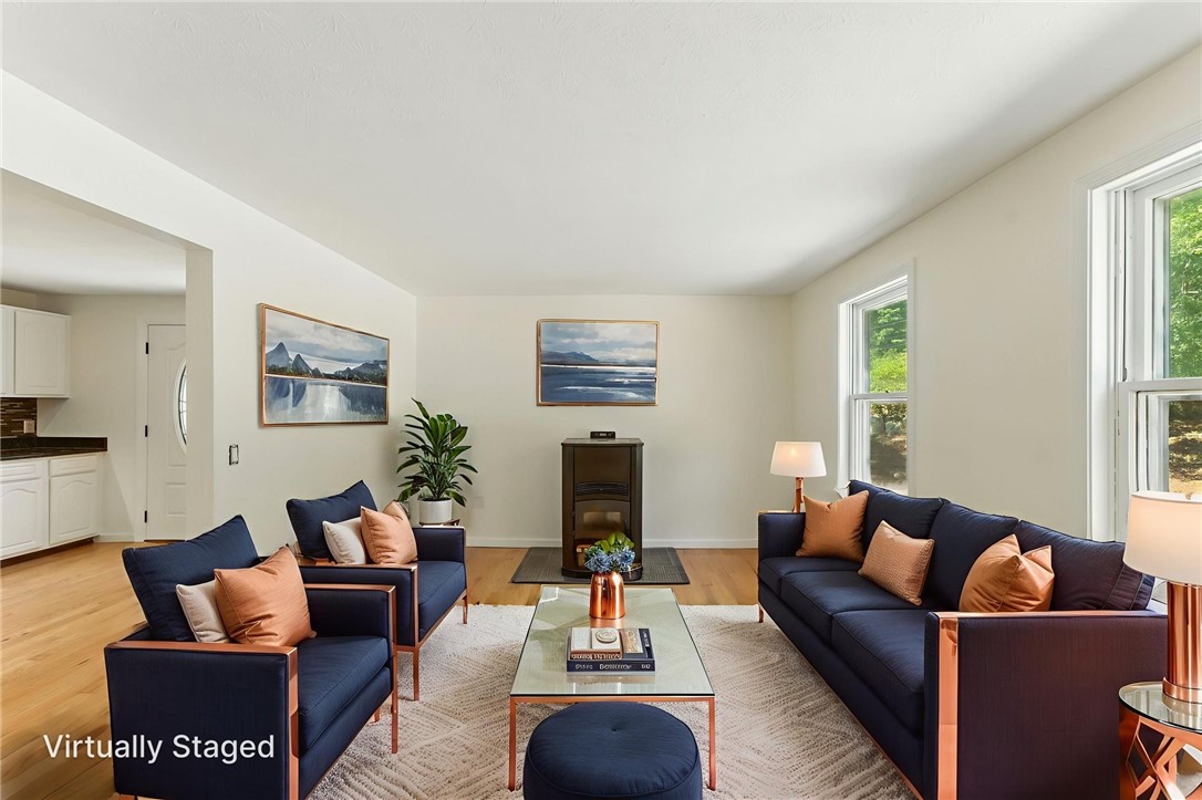 511 Kingstown Road Richmond, RI 02892 - Photo 12 of 37 Living Room
